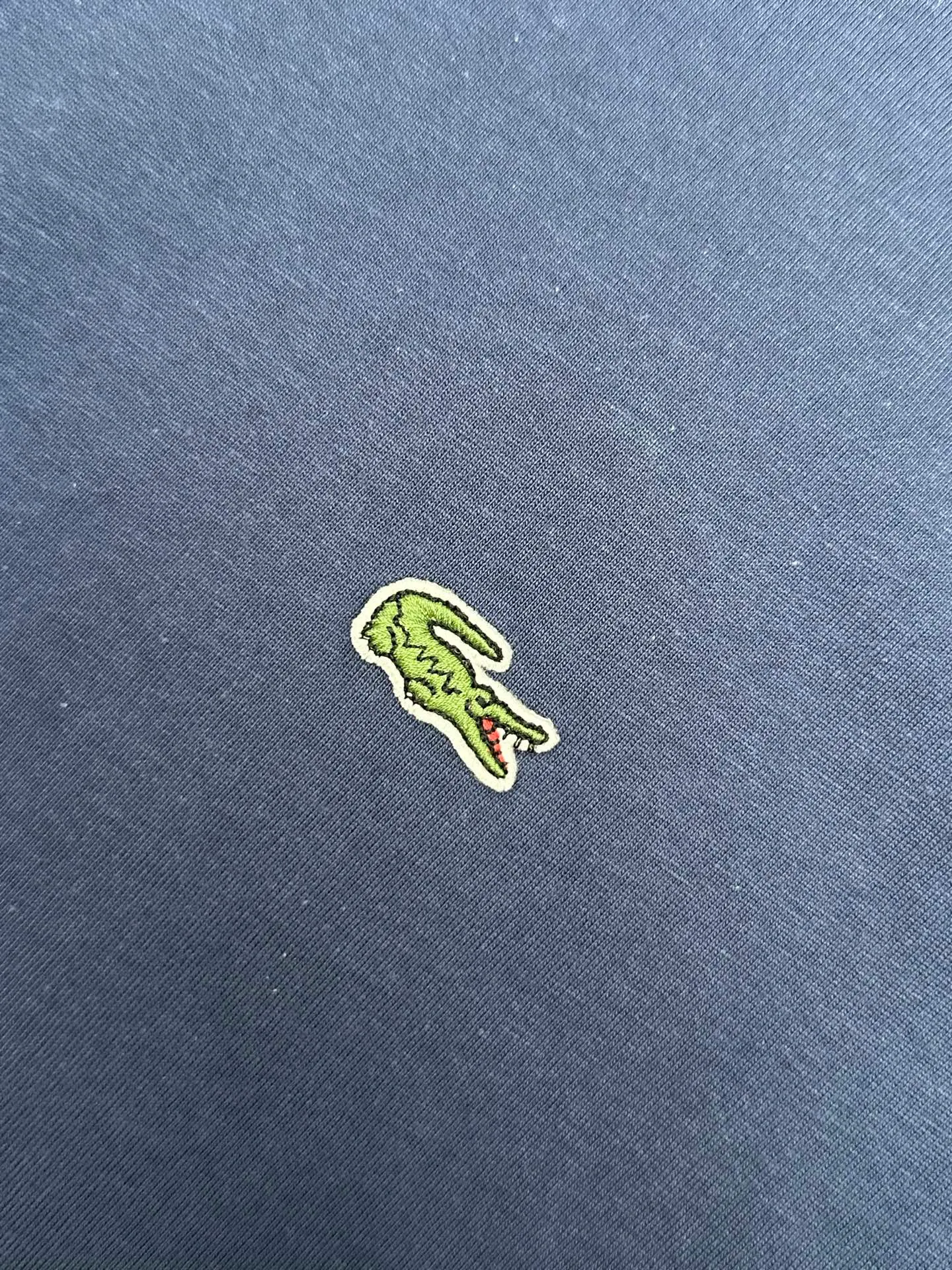 🔥P95💰LACOSTE/Crocodile Spring and Summer Classic Cotton T-shirt Four Seasons Versatile. Original factory customized 230g 100% cotton fabric, soft and skin-friendly, the fabric is solid and skin-friendly, and gently absorbs sweat. The threads are dyed in the same cylinder and there is no color difference. From the collar label to the wiring, the texture is exquisite. The CLASSIC FIT version is body-friendly, and the heavyweight pure cotton made in Peru is skin-friendly and stiff. The small crocodile embroidery is low-key and recognizable, and the embroidered labels are full of color. All brands are custom-made with molds. The details and textures are neat and shiny, and they are definitely not market currency. Original packaging bags, tags, wash marks, and post-label serial numbers are presented. The final item to start the new year, no matter whether worn alone or layered, it is a must-have item for every boy and girl's wardrobe. Color: Black, White, Navy Blue, Gray Size: S M L XL